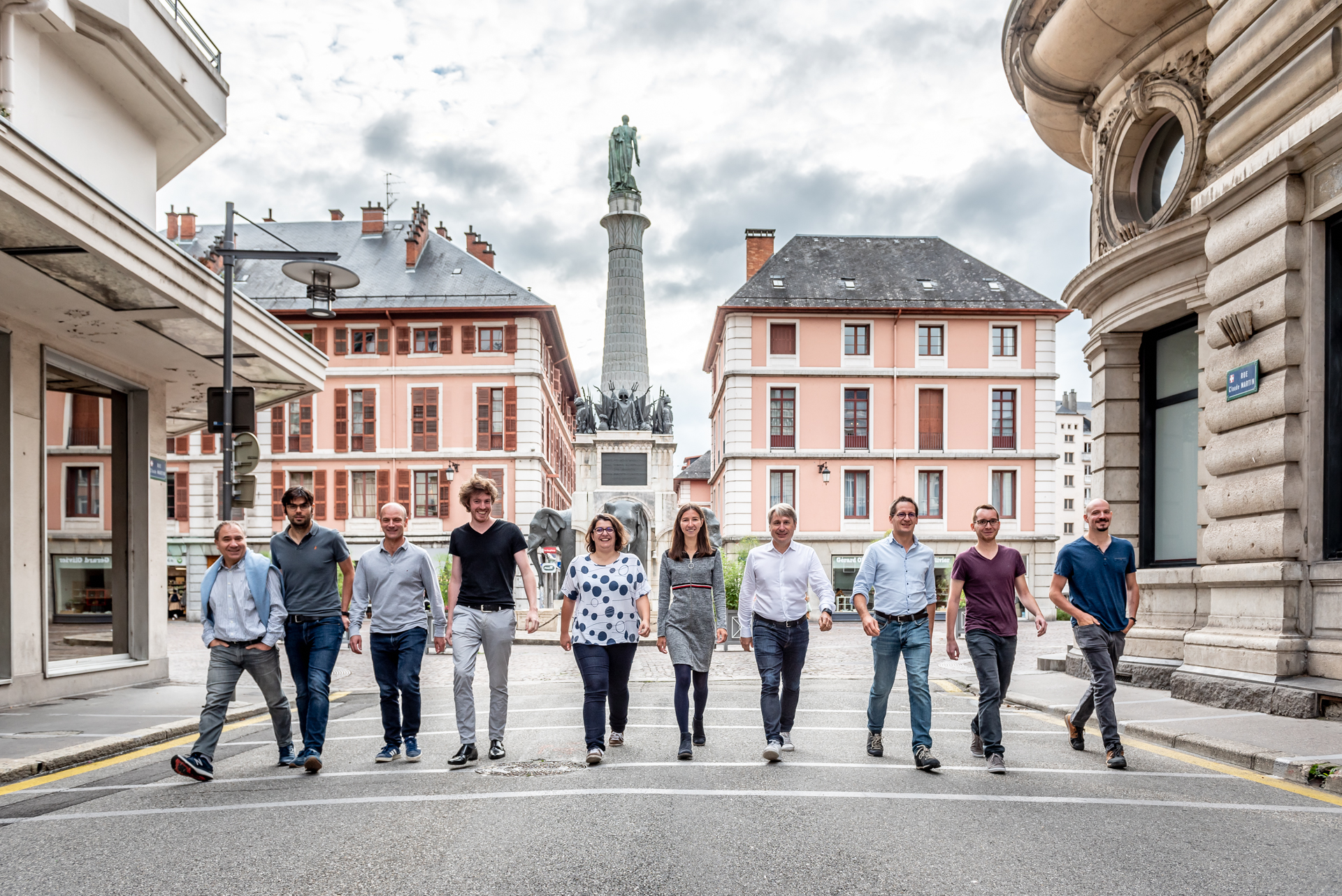 Photo d'équipe réalisée dans les rues de Chambéry, devant la fontaine des Éléphants