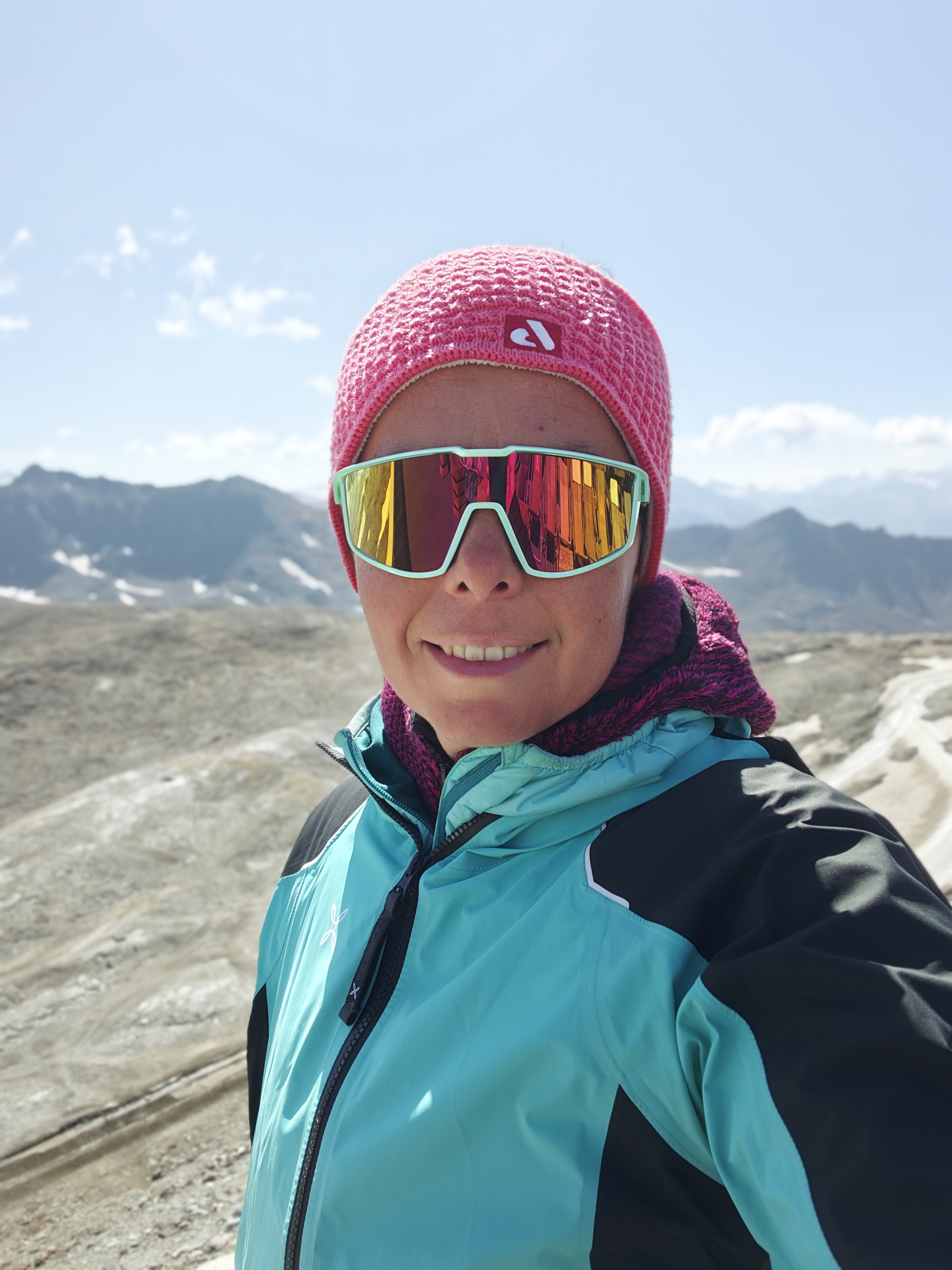 Portrait d'Aurélie Follain, souriante et positive, en montagne