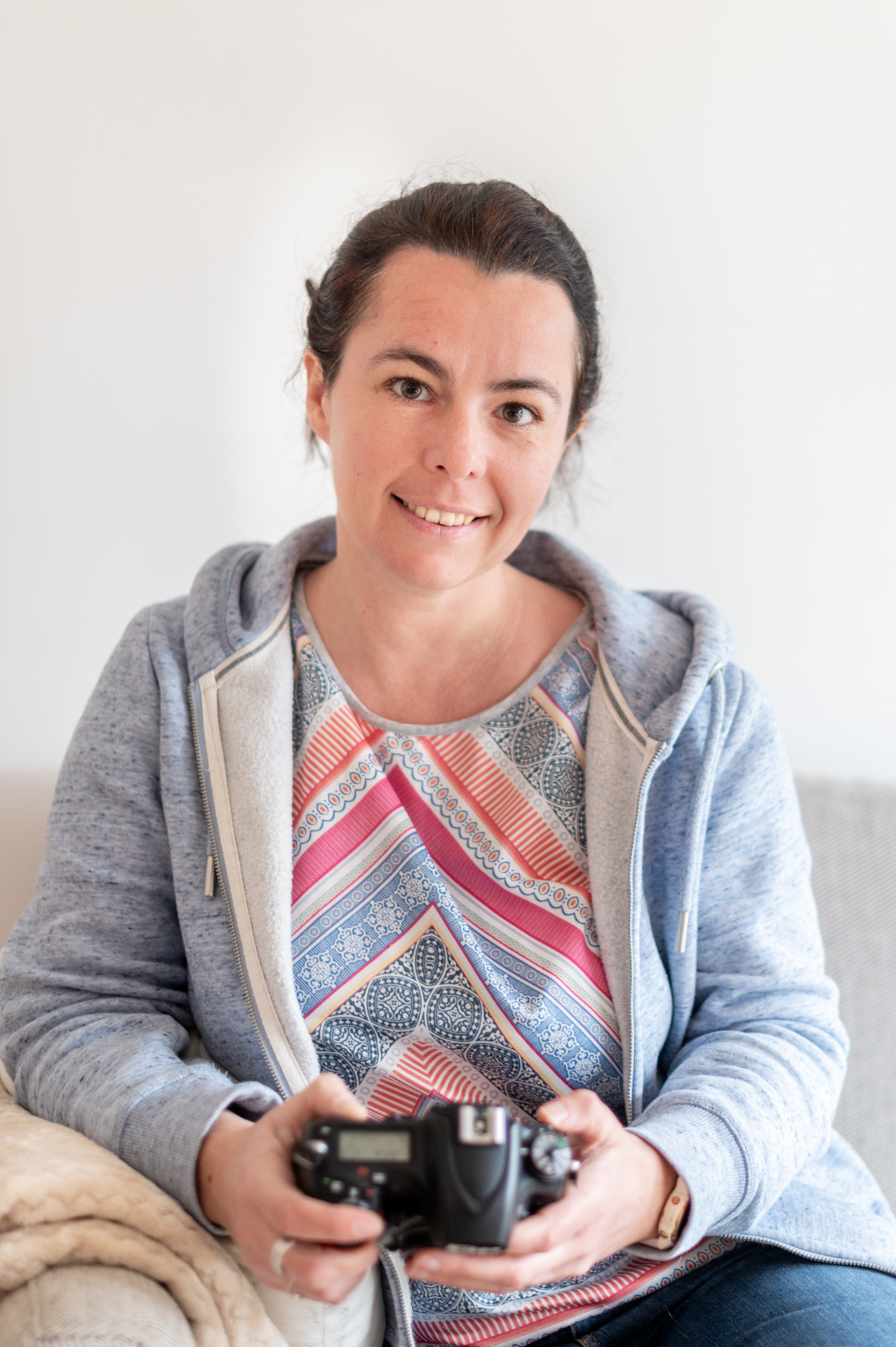 portrait d'Aurélie Follain tenant son appareil photo.