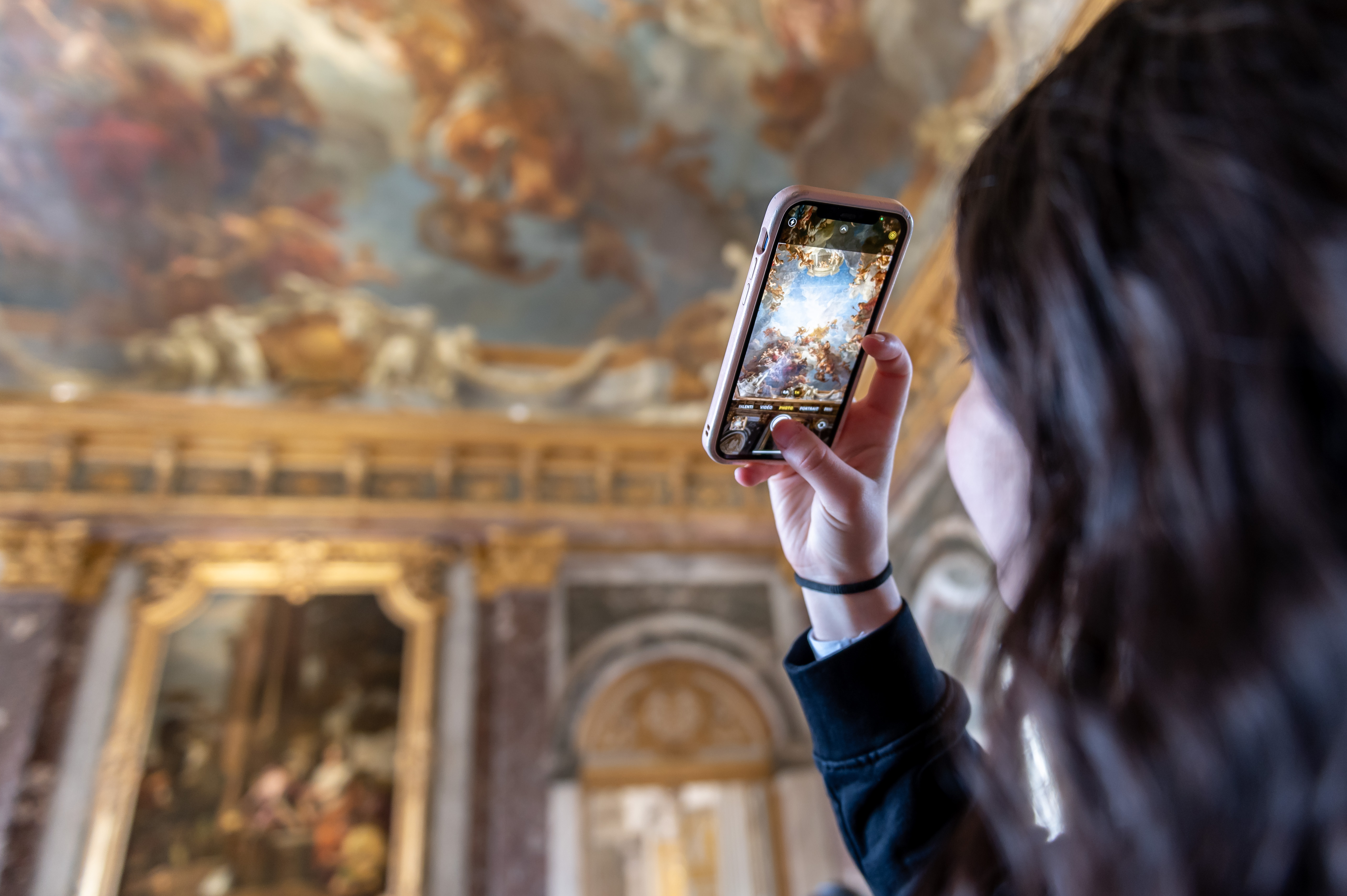 Personne en formation photo au smartphone avec un smartphone à la main.