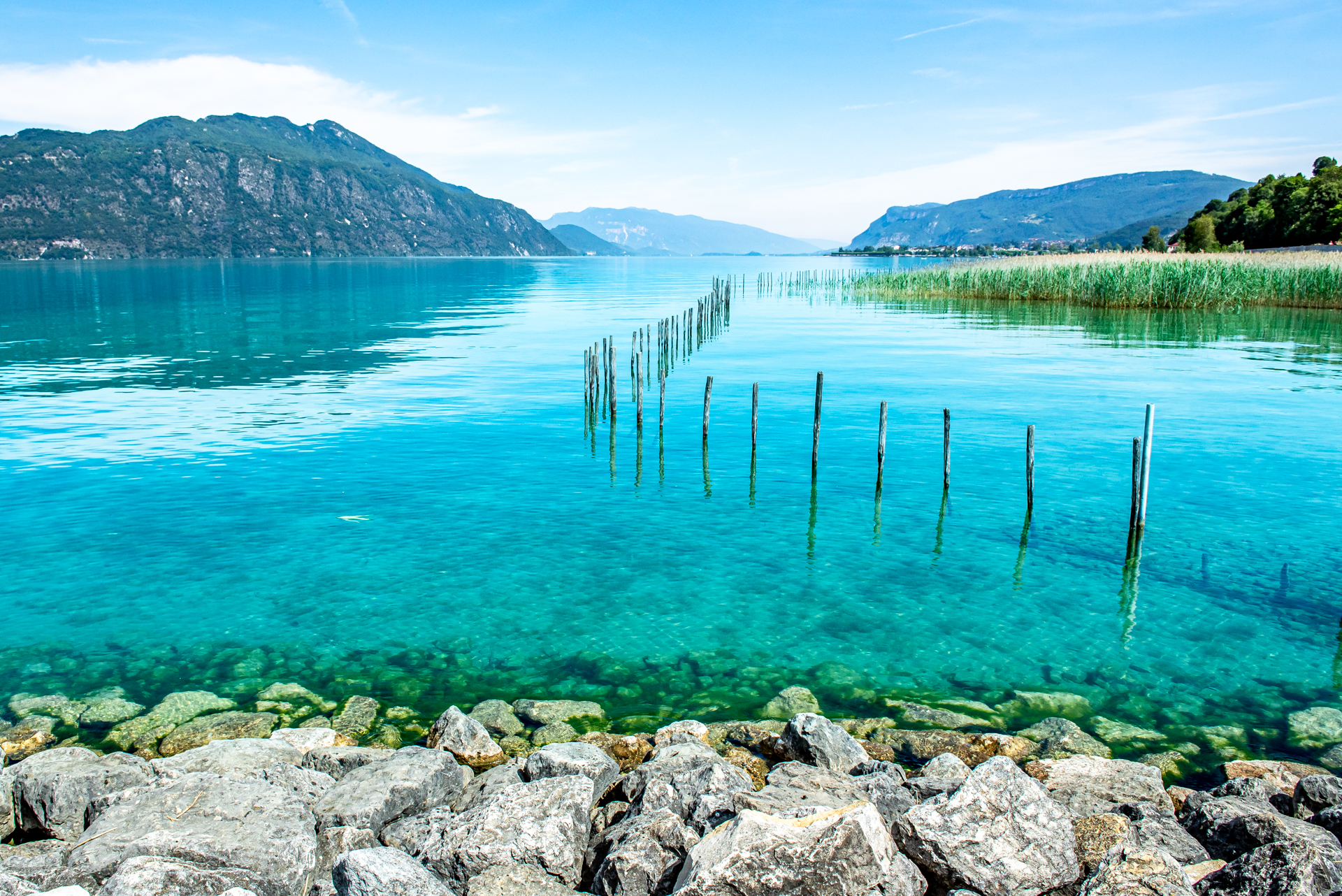 vue du lac du bourget avec une succession de plans rocher, eau, montagne
